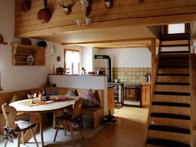 Aufgang über die Holztreppe zu den Schlafzimmern (nicht für gehbehinderte Personen geeignet)