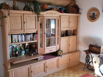 Wohnwand mit Büchern, Spielen und vielen nützlichen Dingen