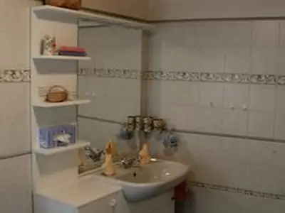 Lavabo im Badezimmer mit Handtüchern und Duschtüchern.