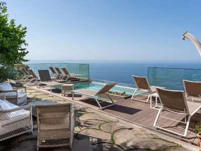 PoolOfHouse