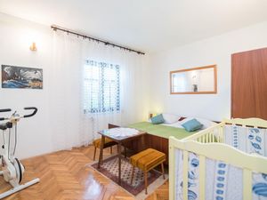 22808723-Ferienwohnung-6-Postira-300x225-2