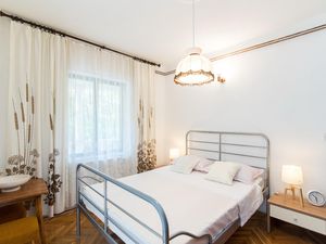 22808723-Ferienwohnung-6-Postira-300x225-5