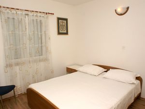 18321584-Ferienwohnung-4-Postira-300x225-3