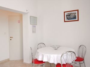 18511568-Ferienwohnung-2-Postira-300x225-3