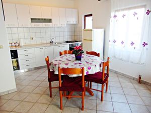 23969487-Ferienwohnung-4-Postira-300x225-3