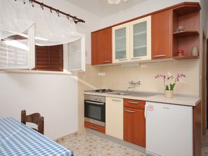 18321552-Ferienwohnung-3-Postira-300x225-3