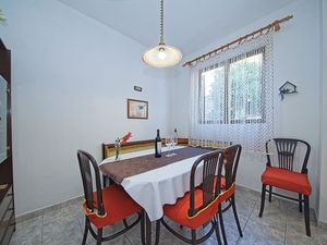 23931122-Ferienwohnung-4-Postira-300x225-5