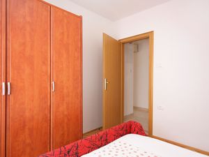 18322389-Ferienwohnung-2-Postira-300x225-5