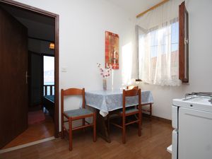 18323520-Ferienwohnung-2-Postira-300x225-1