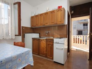 18323520-Ferienwohnung-2-Postira-300x225-3