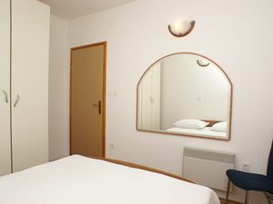 18321584-Ferienwohnung-4-Postira-300x225-5