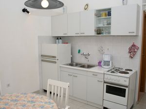 18550357-Ferienwohnung-4-Postira-300x225-2