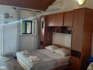 19128738-Ferienwohnung-3-Postira-300x225-2