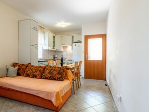 23437751-Ferienwohnung-4-Postira-300x225-2