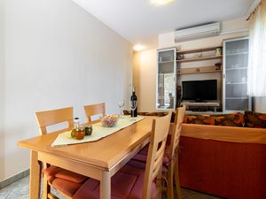 23437751-Ferienwohnung-4-Postira-300x225-5