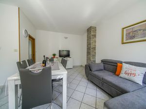 23923739-Ferienwohnung-5-Postira-300x225-2