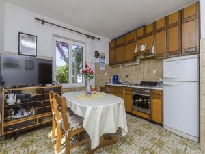 23960120-Ferienwohnung-4-Postira-300x225-2