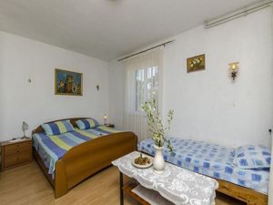 23960120-Ferienwohnung-4-Postira-300x225-5