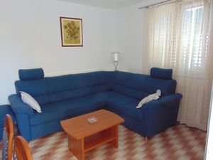 23968311-Ferienwohnung-8-Postira-300x225-2