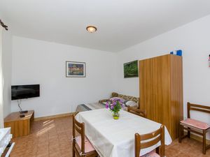 23926256-Ferienwohnung-2-Postira-300x225-1