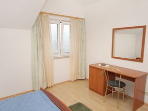 23927317-Ferienwohnung-3-Postira-300x225-5