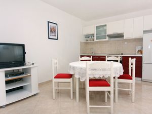 23928293-Ferienwohnung-6-Postira-300x225-1