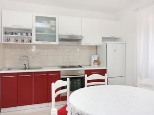 23928293-Ferienwohnung-6-Postira-300x225-3