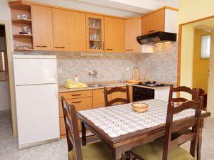 23928663-Ferienwohnung-3-Postira-300x225-4