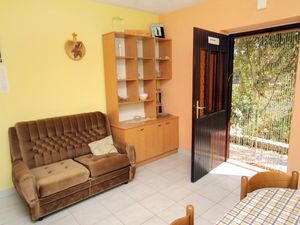 23928664-Ferienwohnung-2-Postira-300x225-1