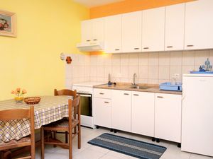 23928664-Ferienwohnung-2-Postira-300x225-3