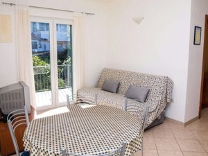 23932744-Ferienwohnung-3-Postira-300x225-1