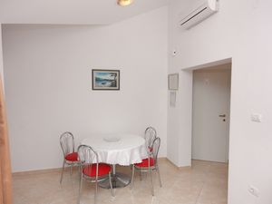 23926224-Ferienwohnung-2-Postira-300x225-3