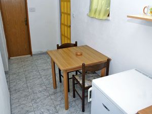 23927125-Ferienwohnung-3-Postira-300x225-1