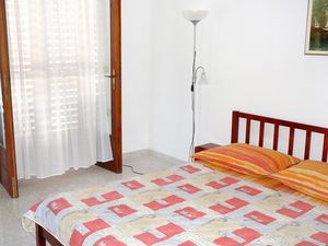 23927125-Ferienwohnung-3-Postira-300x225-4