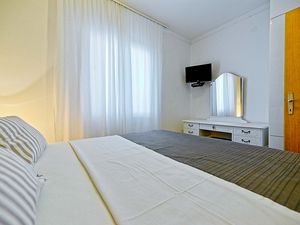 23927122-Ferienwohnung-2-Postira-300x225-4