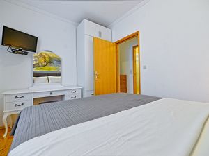 23927122-Ferienwohnung-2-Postira-300x225-5