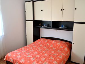 23927140-Ferienwohnung-2-Postira-300x225-4