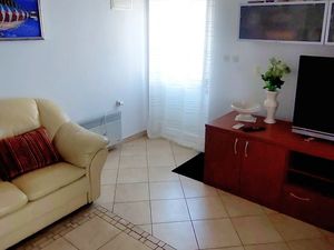 18323299-Ferienwohnung-2-Postira-300x225-3