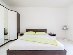 24057617-Ferienwohnung-2-Postira-300x225-2