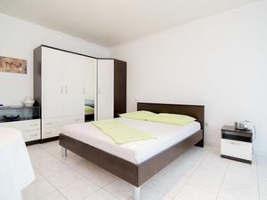 24057617-Ferienwohnung-2-Postira-300x225-3