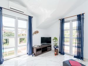 24057736-Ferienwohnung-4-Postira-300x225-3