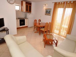 24058401-Ferienwohnung-4-Postira-300x225-0