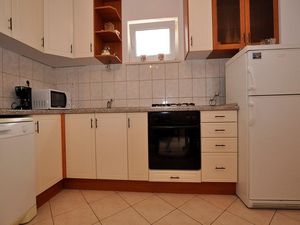 24058401-Ferienwohnung-4-Postira-300x225-5