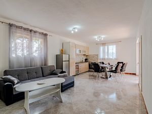 23500465-Ferienwohnung-4-Potirna-300x225-2