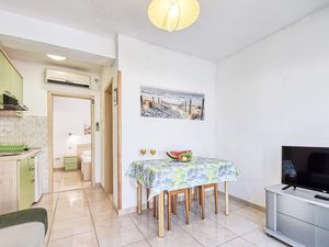 23983462-Ferienwohnung-3-Povlja-300x225-1