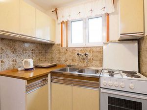 22047357-Ferienwohnung-2-Povlja-300x225-2