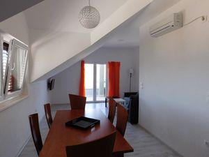 23662647-Ferienwohnung-8-Povlja-300x225-4