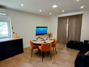 24013365-Ferienwohnung-5-Povlja-300x225-1