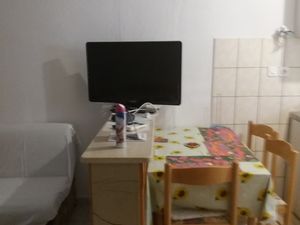 18694096-Ferienwohnung-2-Povlja-300x225-1