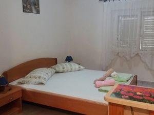 18694096-Ferienwohnung-2-Povlja-300x225-3